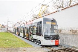 První nová tramvaj pro Prahu Škoda ForCity Plus 52T se poprvé projela na zkušební trati ve Škodovce