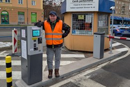 Pracovník z parkoviště u ostravské fakultní nemocnice zachránil život kolabujícího muže