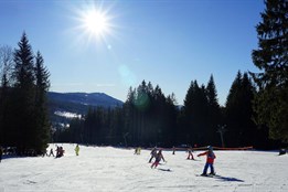 Šumavský Špičák nabízí na pololetní prázdniny i první týden jarních stále šest kilometrů sjezdovek