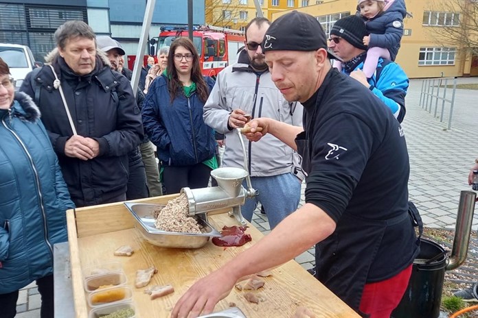 Trojka zve na zabijačky i na karneval!