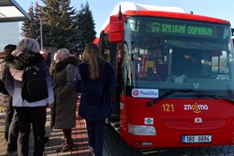 Poulička nabízí přepravu i do míst, kam MHD dřív nejezdila