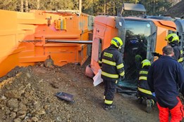 Pracovní stroj se překlopil při vysypání nákladu. Pro řidiče letěl vrtulník