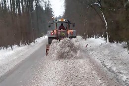 Valašsko potrápily zledovatělé silnice. Do akce šel ledořez