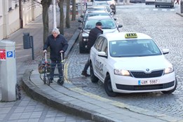 Senior taxi jezdí po Brodě osmým rokem, využívá jej více než tisícovka lidí