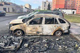 Požár popelnic v Havířově zničil vedle stojící auto a další poškodil