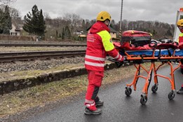 Muž v Ostravě přežil srážku vlakem, náraz ho odhodil mimo kolejiště