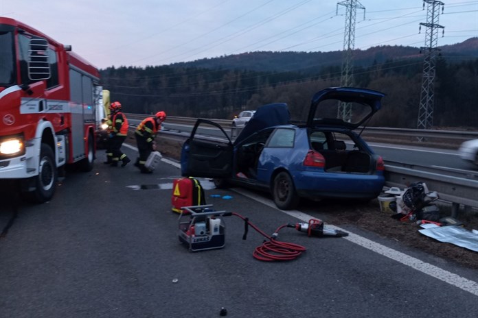 Zraněného řidiče museli z havarovaného vozidla vyprošťovat hasiči