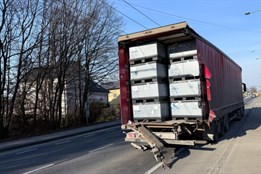 Srážka vlaku s kamionem na přejezdu v Opavě. Řidič přehlédl červenou