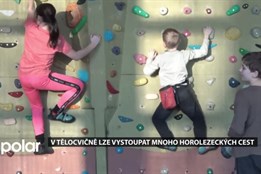 Ve školní tělocvičně lze vystoupat mnoho horolezeckých cest