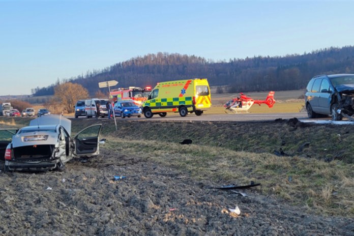 Řidička nezvládla průjezd zatáčkou. Tři zranění po střetu dvou aut na Bruntálsku