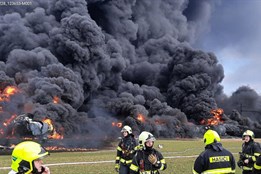 K obřímu požáru cisteren s benzolem na Přerovsku vyrazili i moravskoslezští hasiči