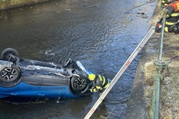 VIDEO: Kuriózní nehoda v Karlových Varech: Řidička zaparkovala auto na střeše v řece