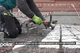 Vícepráce prodlouží uzavření hlavního vstupu do úřední budovy v Novém Jičíně