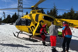 Na Klínovci se srazili lyžaři: Starší muž má poranění hlavy, chlapce transportoval vrtulník