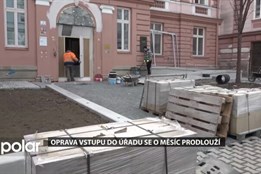 Oprava vstupu do úřadu na Divadelní ulici se o měsíc prodlouží