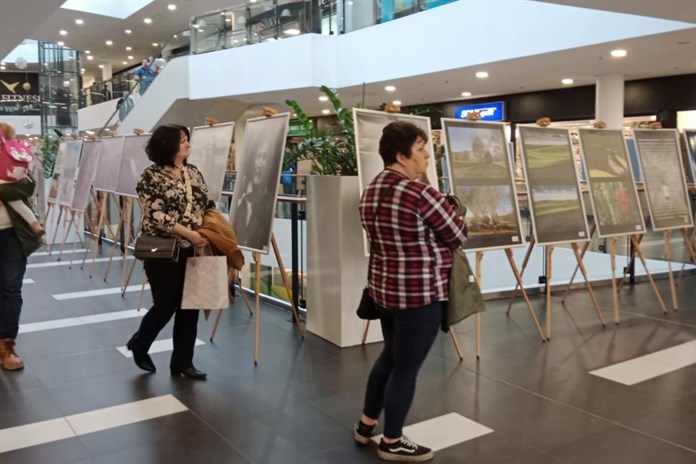 Už od pondělí zpříjemňuje zákazníkům pobyt v Galerii Slovany nová výstava