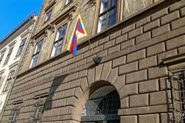 Plzeň si připomněla vyvěšením tibetské vlajky povstání Tibeťanů proti čínské okupaci