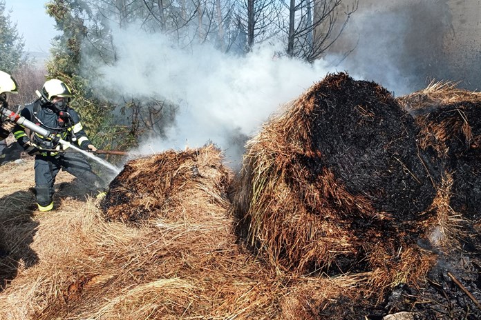 Hasiči řešili během neděle jeden požár za druhým