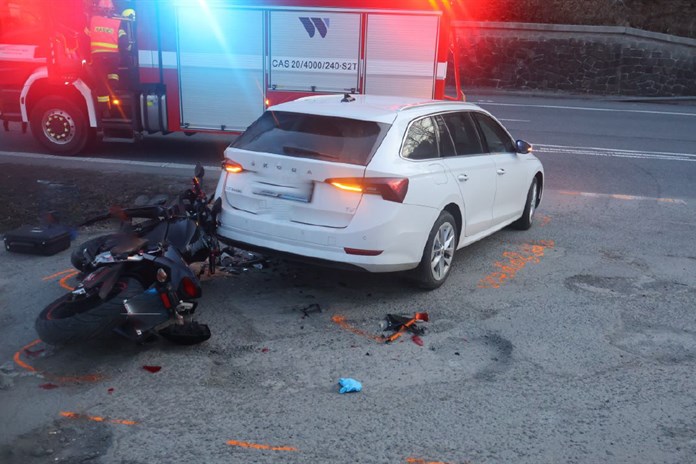 Dvě nehody motorkářů během víkendu. Jedna řidička utrpěla vážná zranění