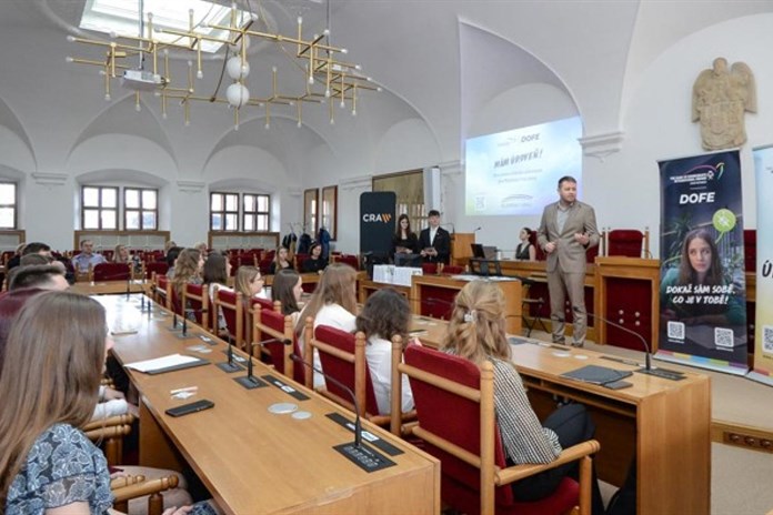 Sedm žáků a studentů si v Plzni převzalo prestižní ocenění DofE