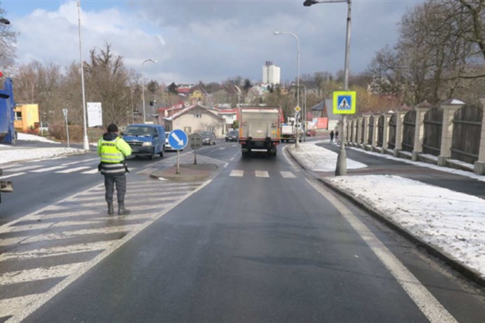 Řidič v Bruntále srazil dvě děti na přechodu a ujel