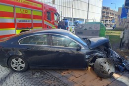 Mladý řidič v Ostravě naboural vůz s kojencem a skončil ve zdi domu