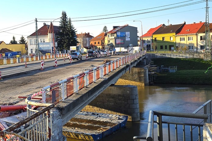 Dopravní kolaps se nekonal. Rekonstrukce mostu v Uherském Hradišti jde podle plánu