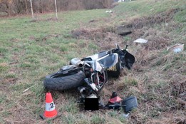 Řidič osobního vozidla srazil motorku a od nehody ujel. Policie prosí o pomoc