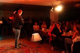 V Kafé v kině vystoupil stand-up komik Tomáš Plhoň