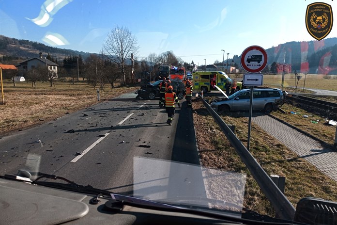 Po srážce dvou osobáků v Halenkově zůstali čtyři zranění