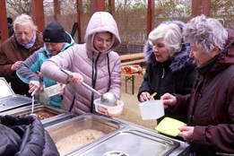 Zabíjačka opět nabídla seniorům jídlo i hudební osvěžení