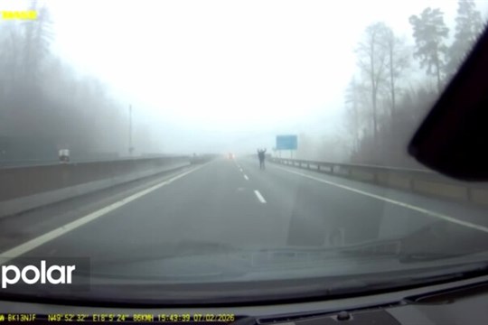 Nepochopitelný hazard se životem. Chodec v černém v mlze uprostřed pruhu rychlostní silnice