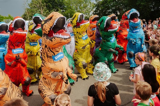 Sobotní den ve znamení hokeje i dinosaurů