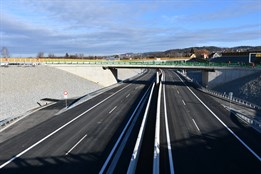 Tři nové úseky dálnice D3 jsou v provozu, včetně tunelu Pohůrka. Uleví dopravě v Budějovicích