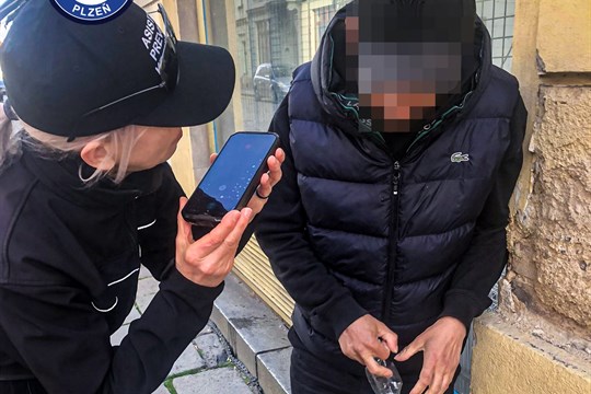 Drama v centru Plzně: Muž po požití HHC zkolaboval na ulici, zachraňovali ho strážníci